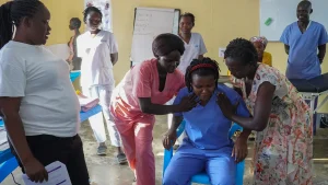 El personal de enfermería y de maternidad practica la movilidad de los pacientes con la orientación de los mentores clínicos de la Academia MSF como parte del programa de capacitación en atención clínica básica de enfermería implementado en el proyecto.