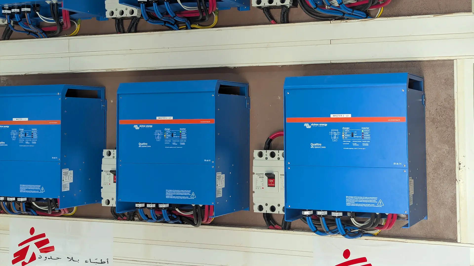 La sala que alberga las baterías de litio que alimentan el hospital de Niafunké con energía solar instalada por MSF.