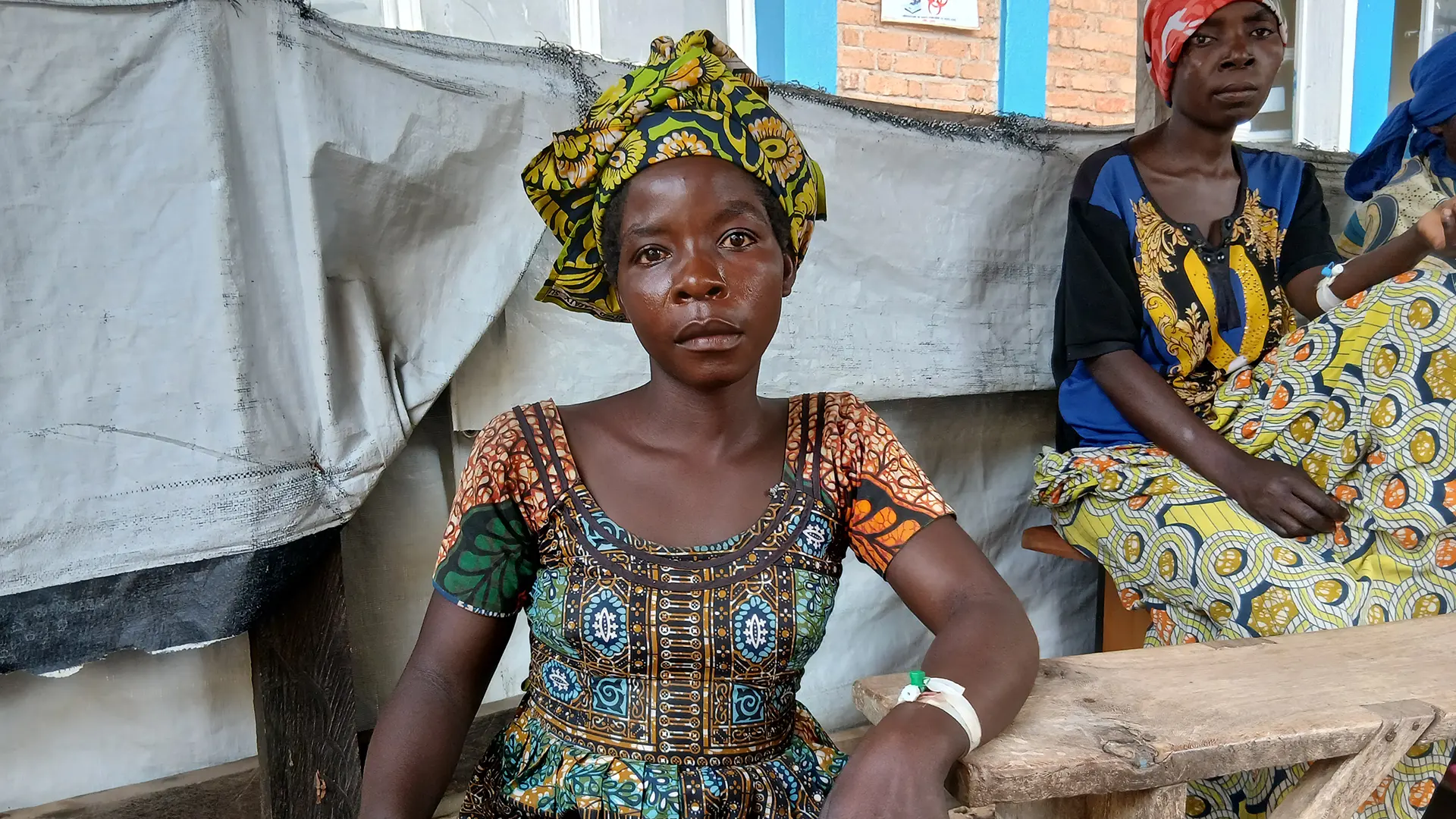 Nakitula, una agricultora de 25 años que padece cólera, es tratada por equipos médicos de MSF en el Hospital General de Sangé, RDC.