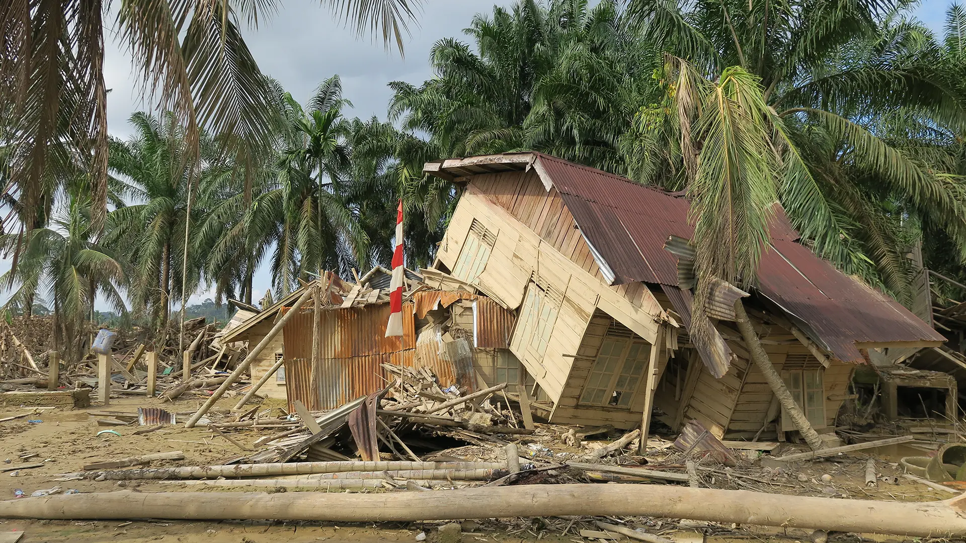 Una casa dañada arrastrada por las inundaciones en un pueblo del distrito de Aceh Tamiang.