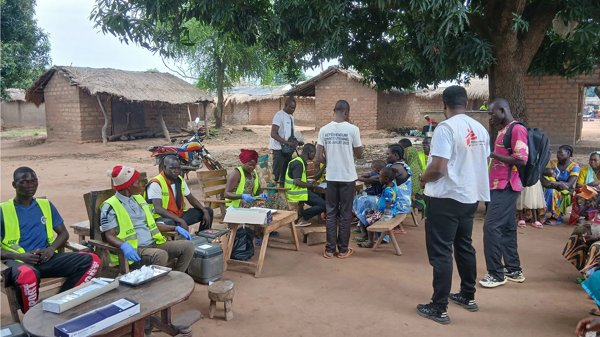 Instalación de un centro de vacunación durante la respuesta a un brote de sarampión en la zona de Kabo por parte del equipo de emergencia de MSF en la República Centroafricana (EURECA).