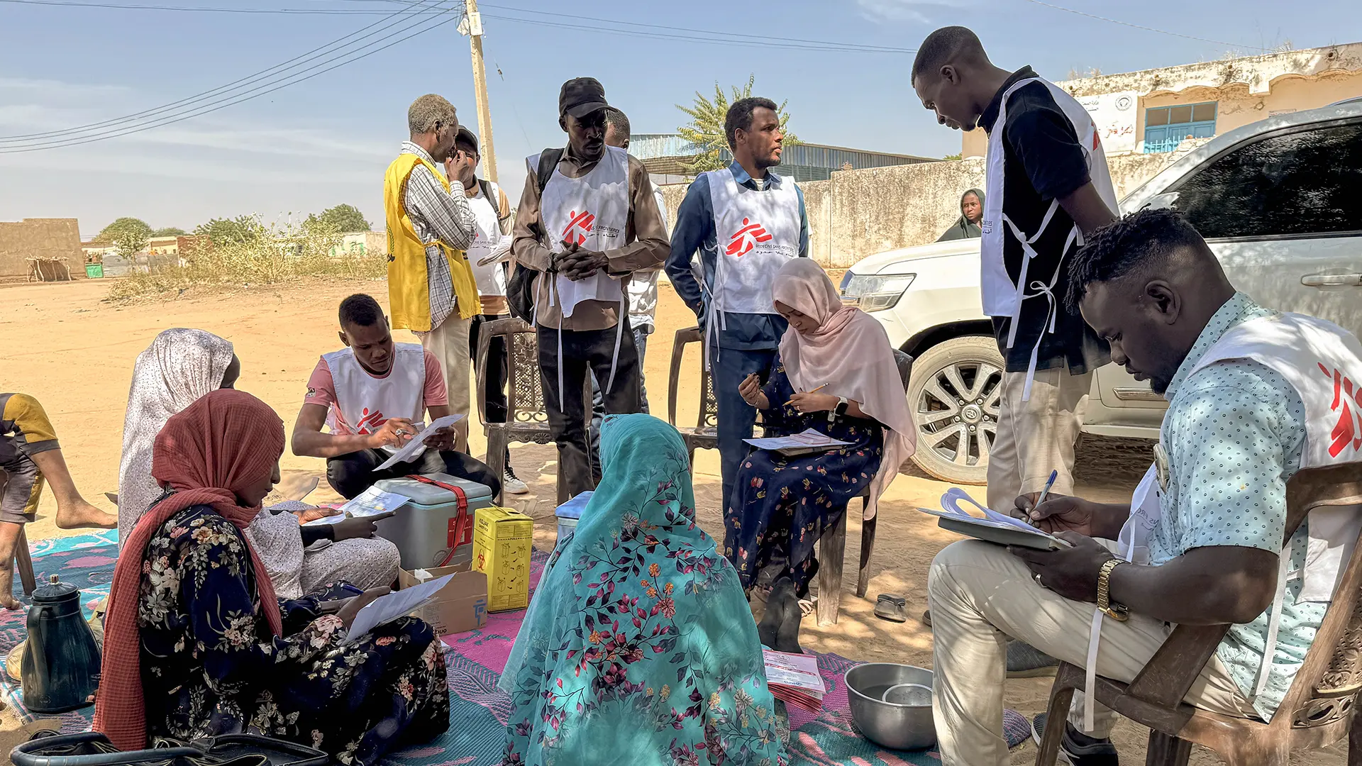 Un equipo colaborativo de MSF y personal del Ministerio de Salud trabajan junto a miembros de la comunidad durante la campaña de vacunación contra el sarampión y la rubéola. Sudán. 