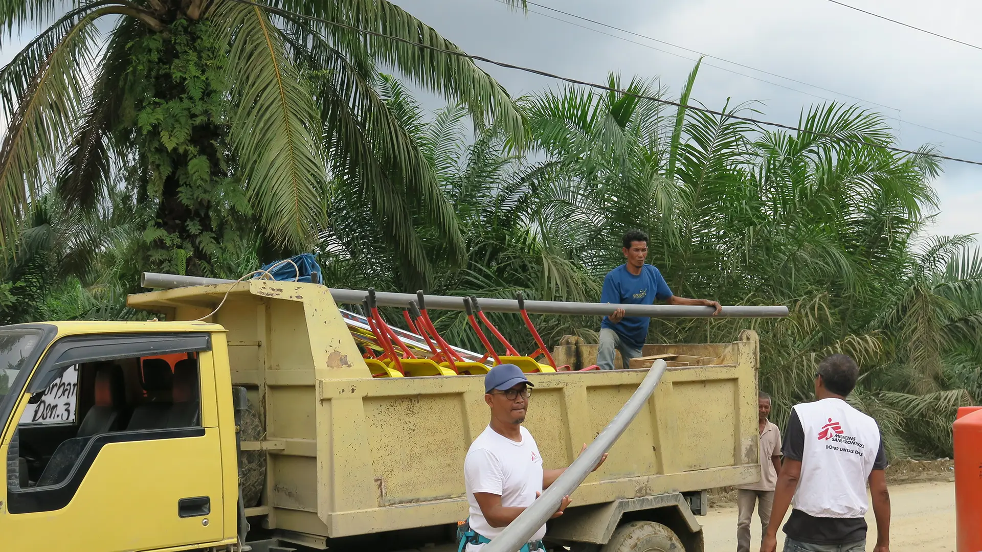 MSF distribuyó kits de limpieza y materiales para letrinas de emergencia en la aldea de Pengidam tras las inundaciones por el ciclón Tropical en Aceh, Indonesia.