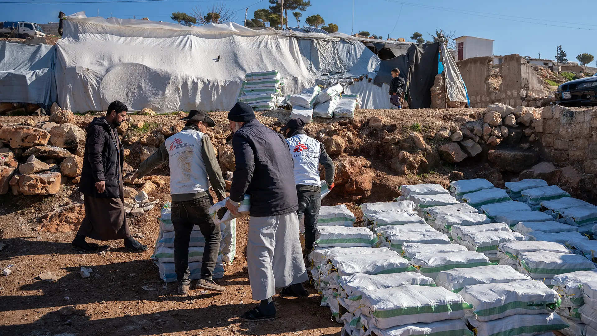 Durante el invierno de 2026, MSF respondimos en más de 20 campos y distribuyendo materiales de calefacción y láminas de plástico a más de 2,000 familias sirias. 