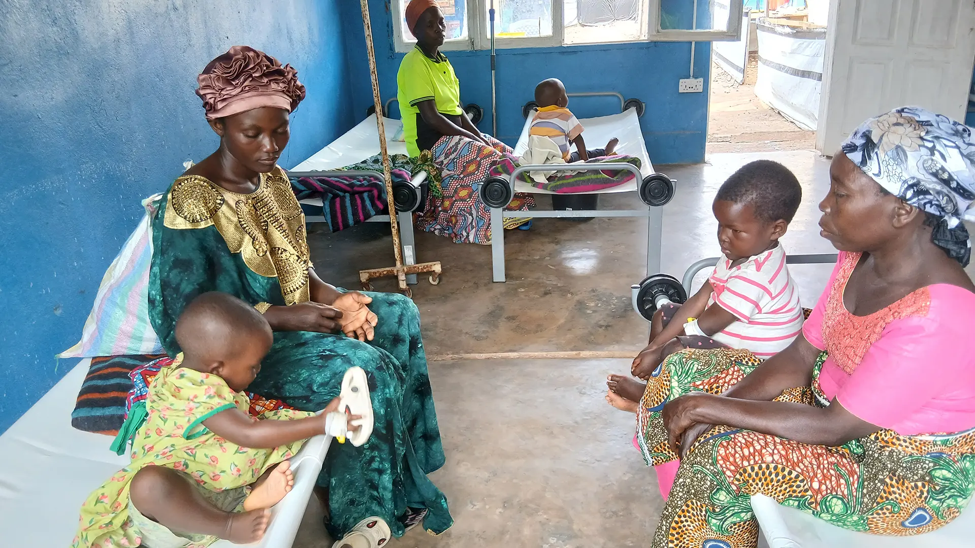 Busime (a la izquierda) junto a su Gisele, su hija de tres años, que padece cólera y está siendo tratada en el Hospital General Sangé, en la provincia de Kivu Sur, al este de República Democrática del Congo. 