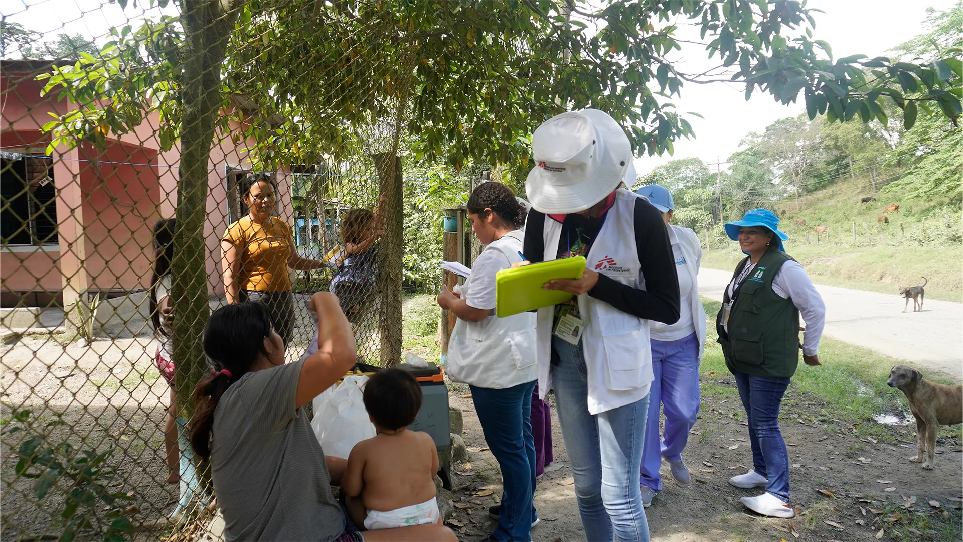 Una promotora de salud de MSF realiza una breve encuesta con una madre para entender por qué aceptó vacunar a su hijo.