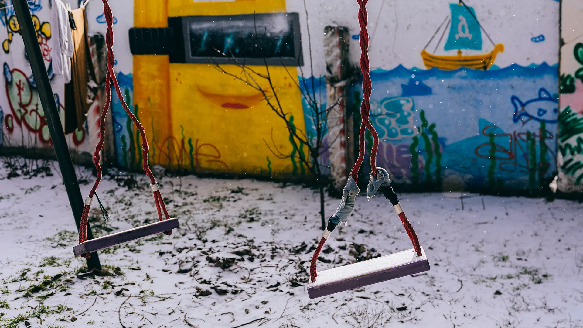 “Muchas familias vinieron aquí con niños pequeños. Antes los cargábamos en brazos, y ahora, miren, ya son grandes y corren solos. El tiempo vuela”, dice Anastasiia Kravchenko, administradora del refugio, quien también vive allí.