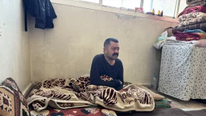 Younis Mouhammad, hombre de 52 años de Afrin, en un centro colectivo en Qamishli. Younis es diabético y perdió ambas piernas debido a complicaciones derivadas de la diabetes.
