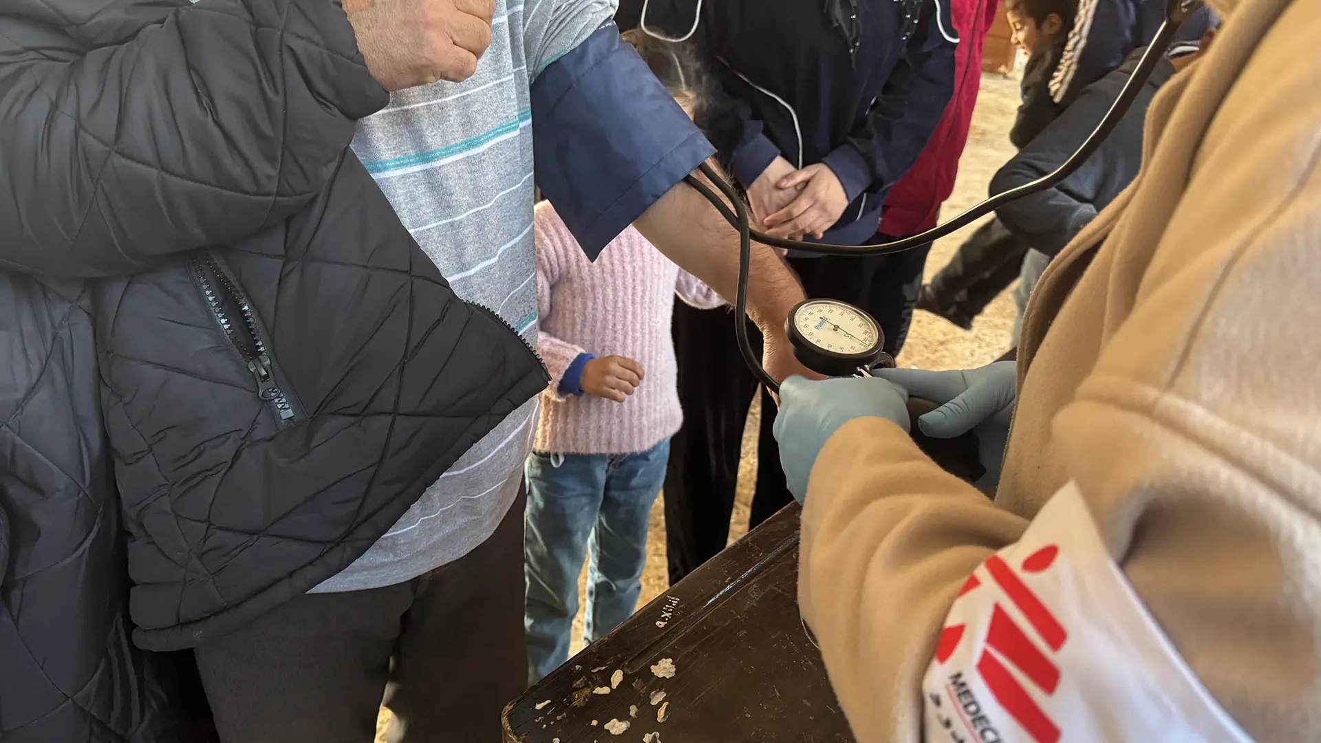 El equipo de MSF gestiona una clínica móvil en un centro colectivo en Qamishli, proporcionan consultas y tratamiento para enfermedades agudas y crónicas.