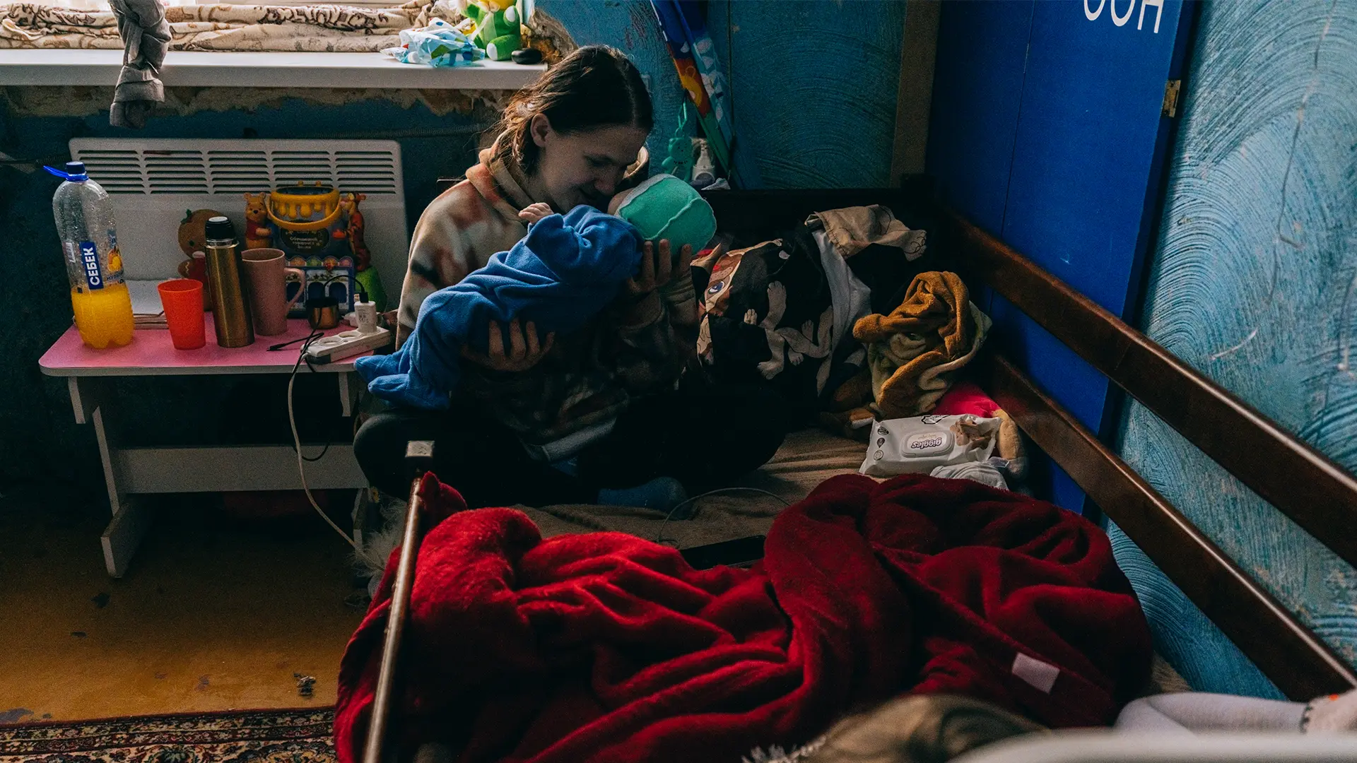 Kateryna Murashkina sostiene a su bebé de dos meses, Damir. Se encuentran en un albergue en Dnipro, una antigua institución científica reconvertida. Ucrania, febrero de 2026.