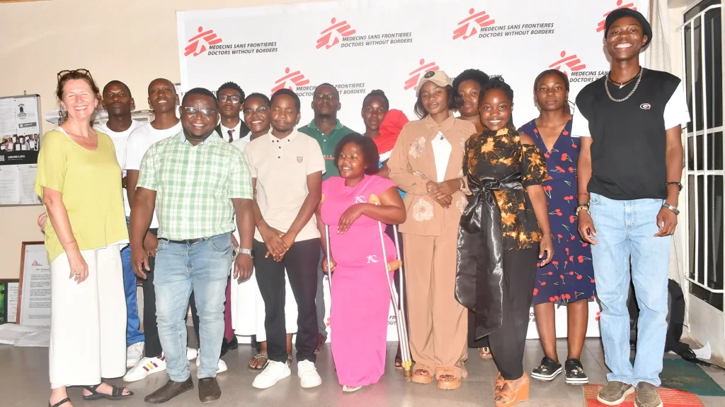 Miembros del Comité Asesor de Adolescentes con personal de MSF en Mbare, Zimbabue.