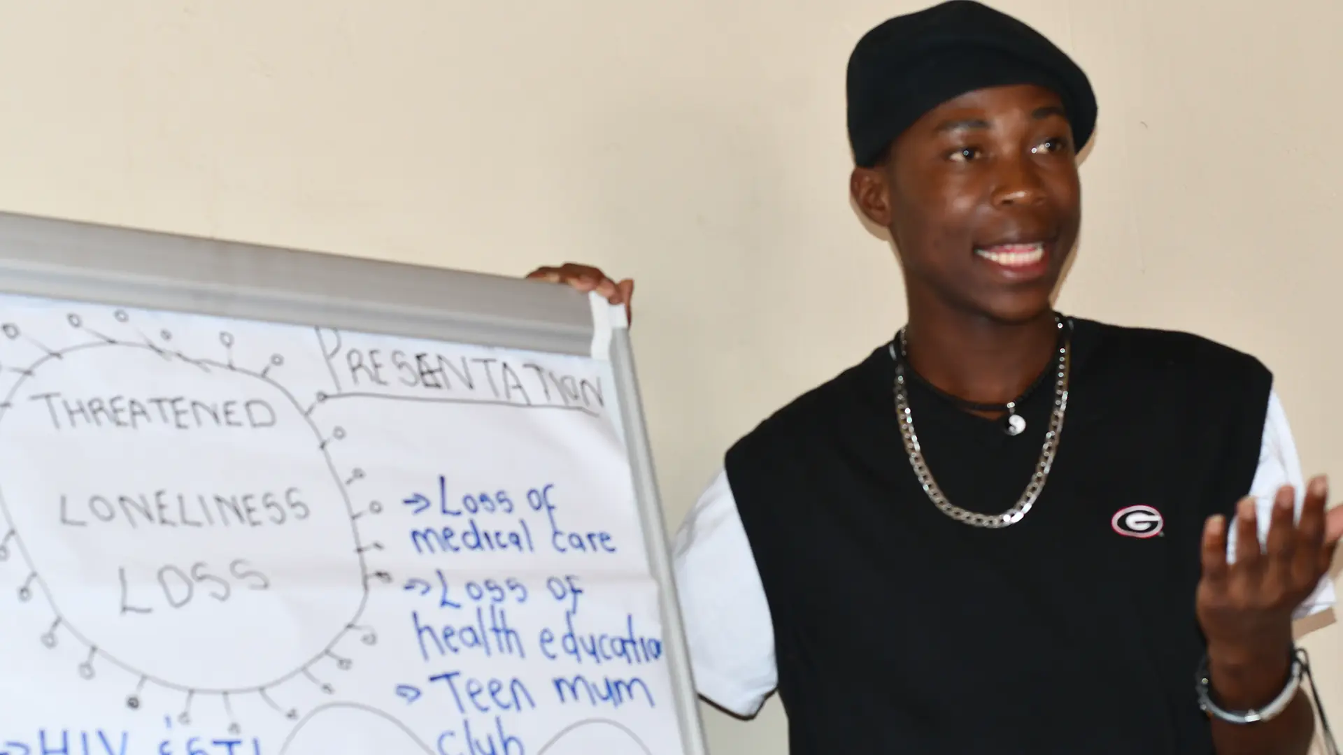 Thormilson Thompson comparte sus comentarios con los miembros del personal de MSF durante una reunión de revisión y planificación para el comité asesor de adolescentes.