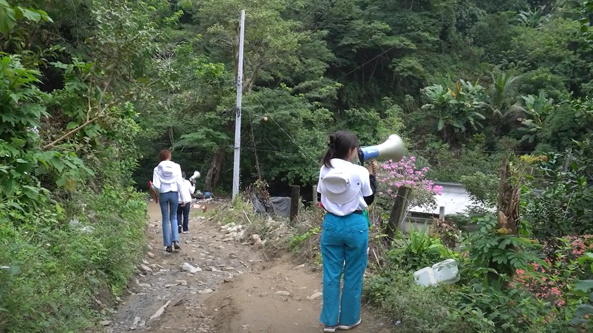 Personal de MSF a través de un megáfono invita a a poblacióna participar en la jornada de vacunación.