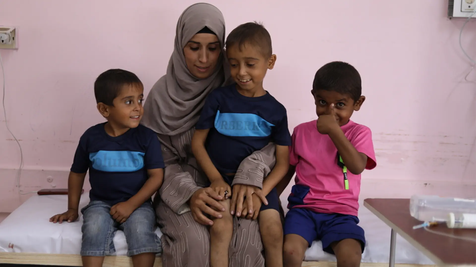 Hanan, una madre de Rafah, describe su lucha desesperada por mantener vivos a sus tres hijos enfermos en medio del desplazamiento, la hambruna y el colapso total de la atención médica.