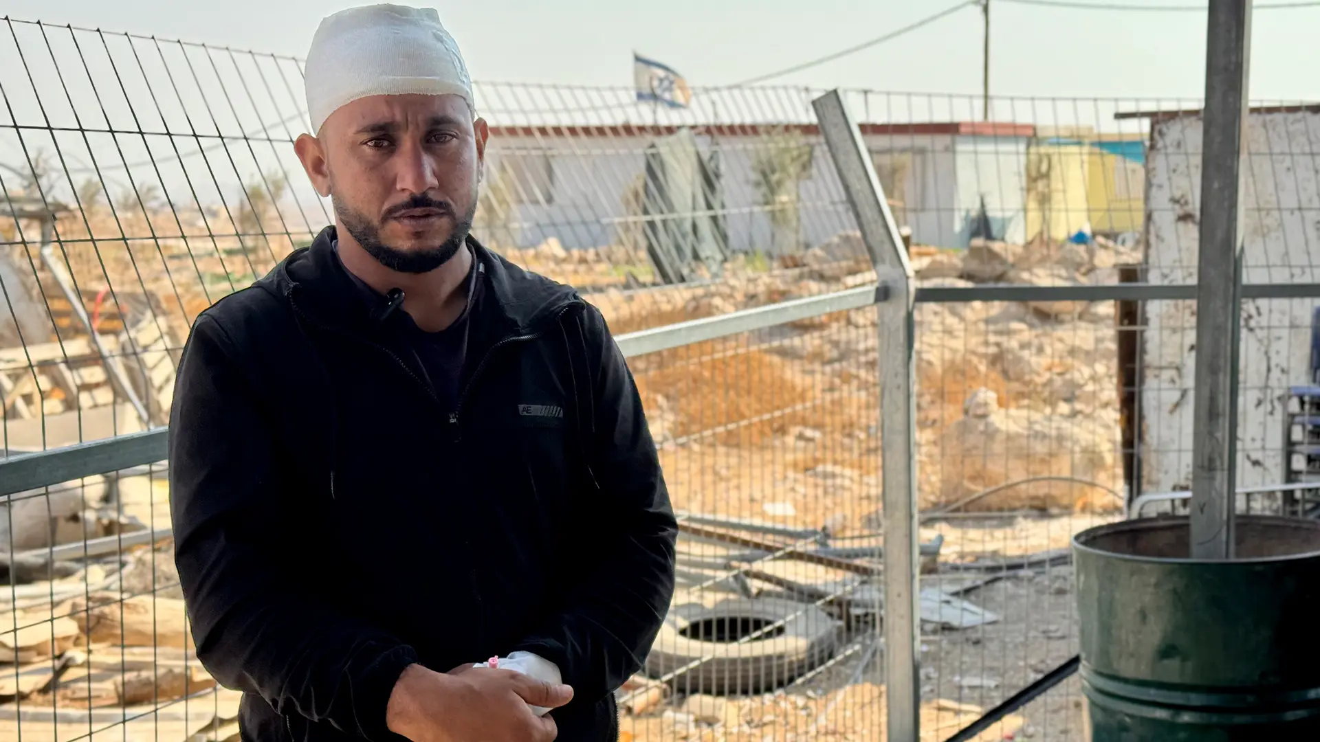 "Un colono me dio un golpe en la cabeza con un palo. Casi pierdo el conocimiento y me llevaron al hospital. Sin embargo, no se tomó ninguna medida contra él", Ahmed Al-Hadhlin, en um Al-Kheir.