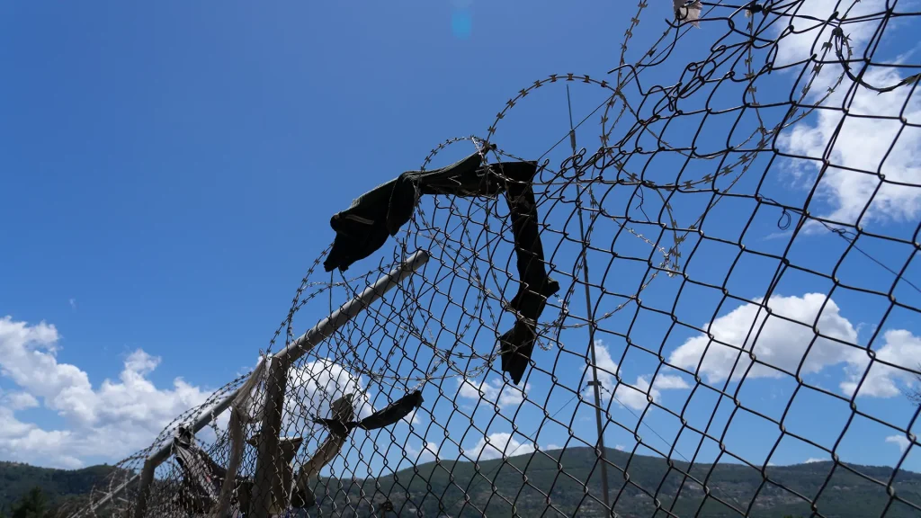 Valla que rodea el centro de recepción e identificación en Vathy, Samos. Mayo, 2021.