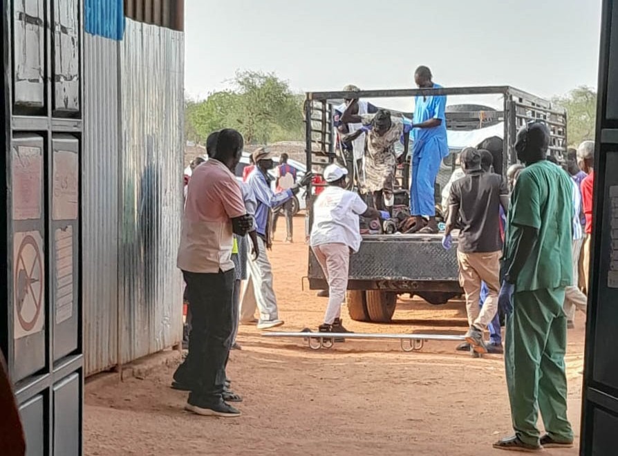 Apoyamos al hospital del Ministerio de Salud en la localidad de Abyei, que hasta ahora ha recibido a 80 pacientes con heridas de bala.