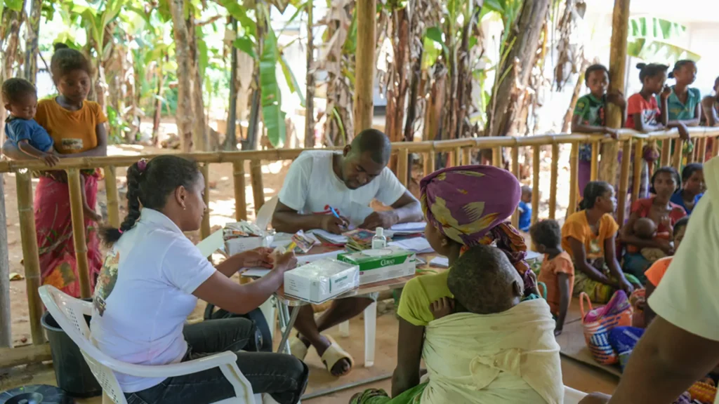 madres realizan visitas semanales a los centros de salud de MSF con sus hijos para recibir atención contra la desnutrición, asegurando un seguimiento y tratamiento continuos durante toda su recuperación.