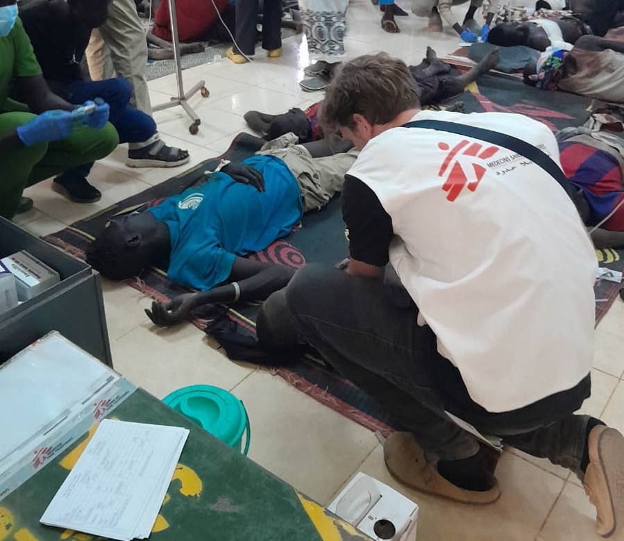 Apoyamos al hospital del Ministerio de Salud en la localidad de Abyei, que hasta ahora ha recibido a 80 pacientes con heridas de bala. © MSF
