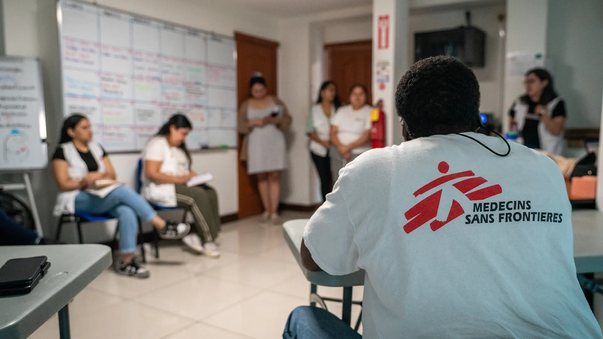 Atención inclusiva para pacientes LGBTQI+ en San Pedro Sula.El personal de MSF celebra una reunión de equipo en la clínica de San Pedro Sula.