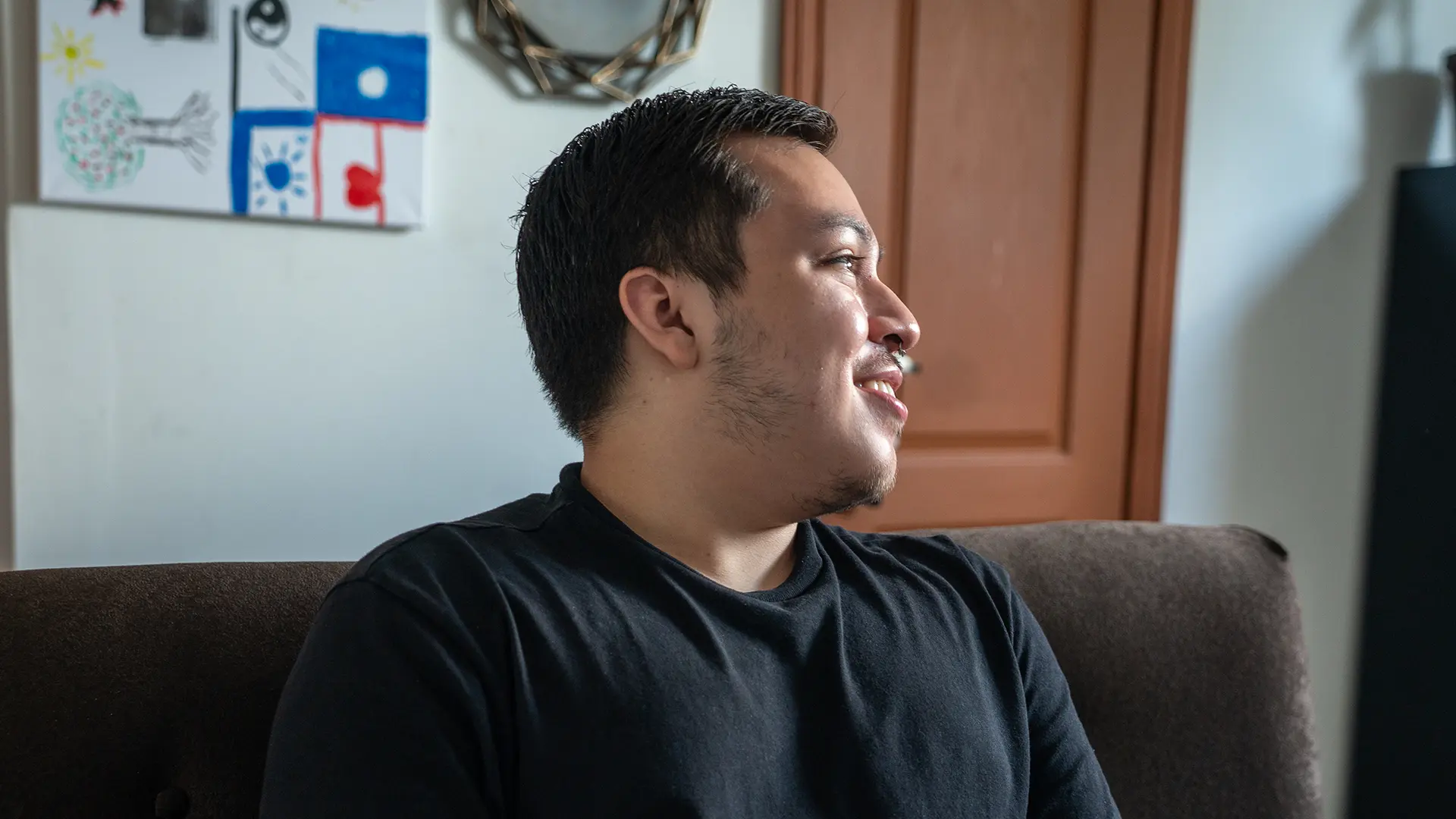 David, un paciente de 20 años, asiste a una sesión de terapia con la psicóloga de MSF, Jessica Zúniga, a quien recibe apoyo de salud mental desde hace un año. "Cuando me di cuenta de que existía este lugar específicamente para la comunidad [LGBTQI+], me sentí más seguro. Y por eso decidí venir".