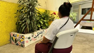 Una paciente del Centro de Atención Integral de la Ciudad de México fue dada de alta tras completar su tratamiento. Es sobreviviente de violencia sexual en la ruta migratoria tras huir de la violencia en su país de origen. Hoy ha recuperado su funcionalidad y continúa luchando por una vida mejor.