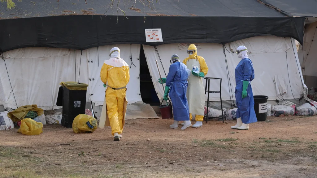 Personal de higiene de MSF recogen residuos en la planta de pacientes sospechosos de fiebre de Lassa del centro de tratamiento apoyado por MSF, Bauchi, Nigeria.