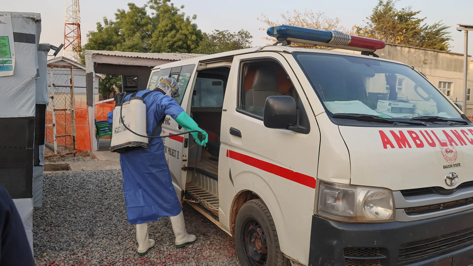 Un agente de higiene desinfecta una ambulancia que acaba de traer a un paciente sospechoso de fiebre de Lassa al centro de tratamiento de fiebre de Lassa.