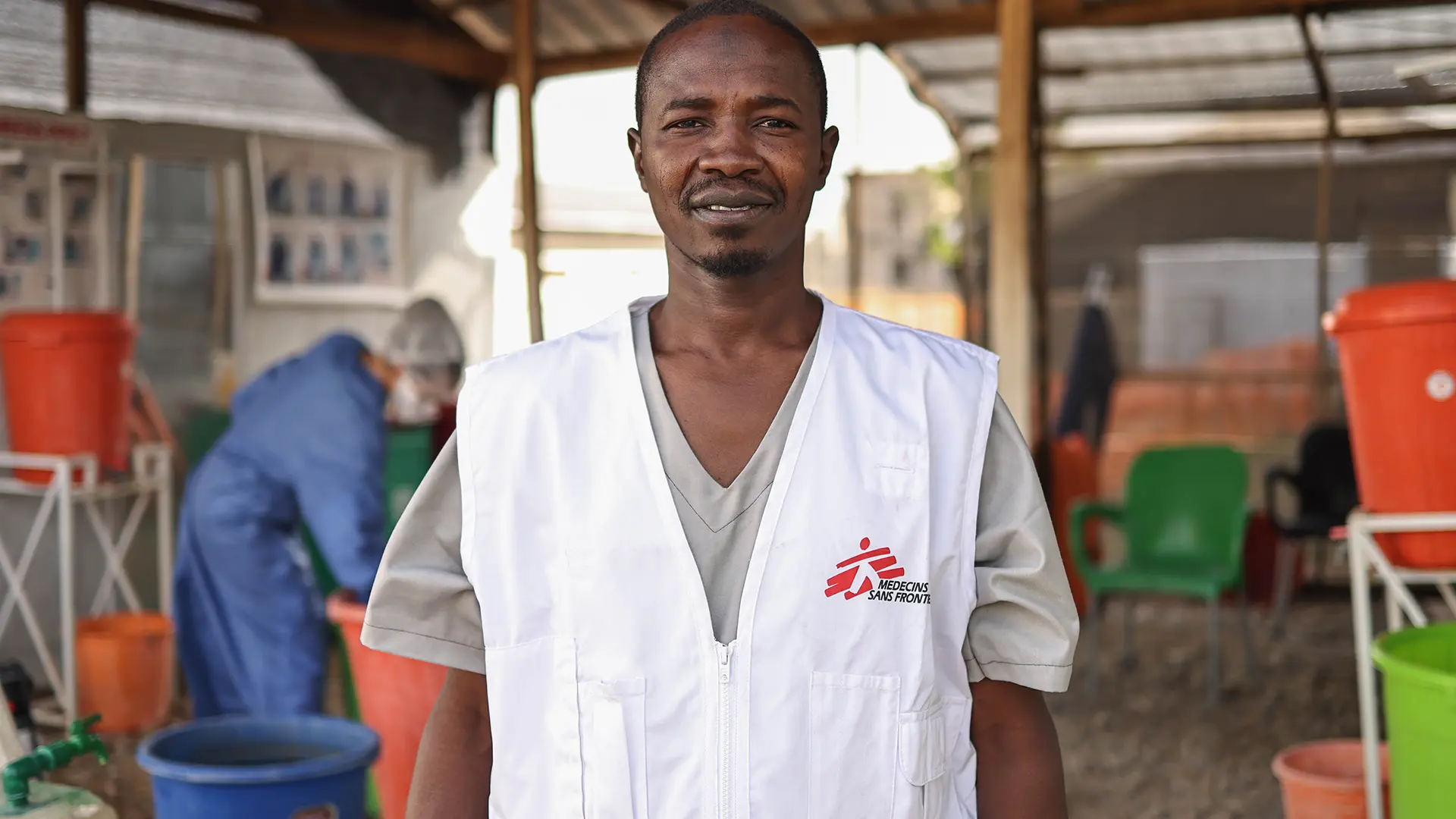 Un retrato del supervisor de agua y saneamiento de MSF, Alhaji Ali Innabe, en el centro de tratamiento de fiebre de Lassa, apoyado por MSF