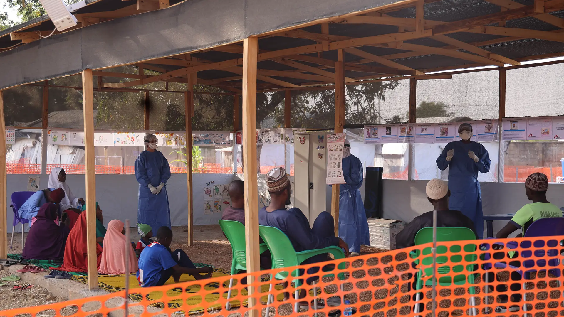 El apoyo en salud mental es una parte importante del tratamiento de la fiebre de Lassa en el centro de tratamiento de fiebre de Lassa, apoyado por MSF, en el Hospital Universitario Universitario Abubakar Tafawa Balewa, Bauchi, estado de Bauchi, noreste de Nigeria. 