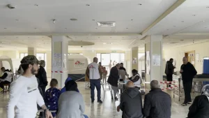 En menos de dos semanas, más de 800.000 personas se han visto obligadas a huir de sus hogares y ciudades en Líbano debido a los incesantes bombardeos israelíes y las órdenes de evacuación generalizadas que afectan a todos por igual.