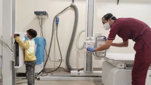 Durante una revisión médica, un técnico de MSF realiza una radiografía a un niño en la clínica de tuberculosis de MSF en el centro de salud rural de Baldia, Karachi, Pakistán, febrero de 2026.