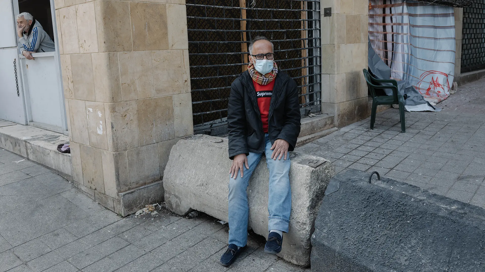 Mohammad (seudónimo) padece leucemia. Tras verse desplazado, le preocupa dónde y cómo podrá continuar su tratamiento. Beirut, Líbano, marzo de 2026. 