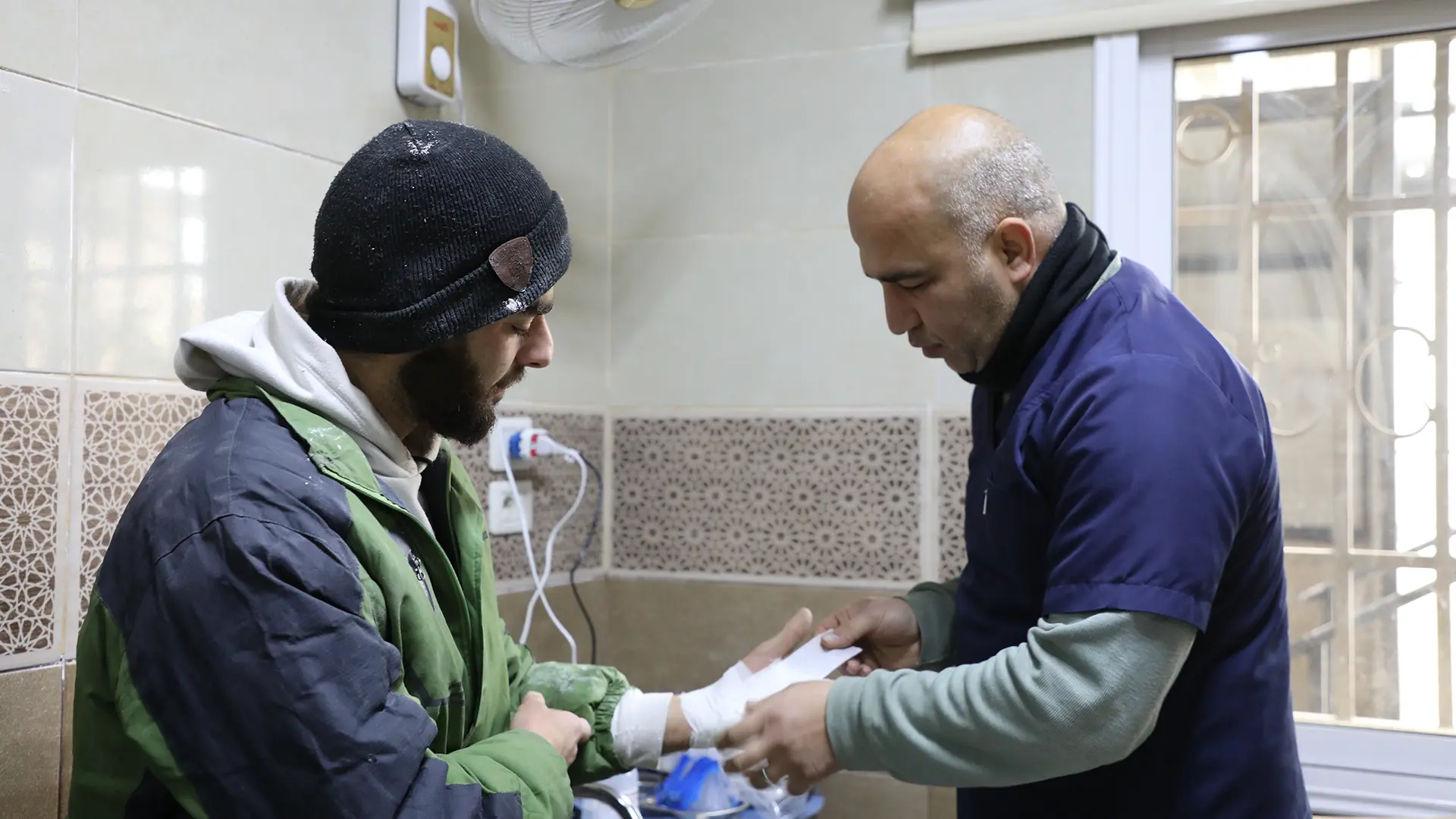 Una enfermera de la sala de urgencias del Centro de Atención Primaria de Salud Al-AL-Khalediyah realiza una cura rutinaria a uno de los pacientes que acuden al centro.