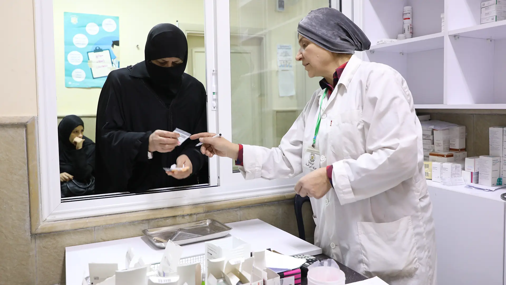 Según una receta emitida por uno de los médicos del centro, el distribuidor de medicamentos del Centro de Atención Primaria de Salud AL-Khalediyah, apoyado por MSF, entrega la medicación a un paciente que visita el centro.