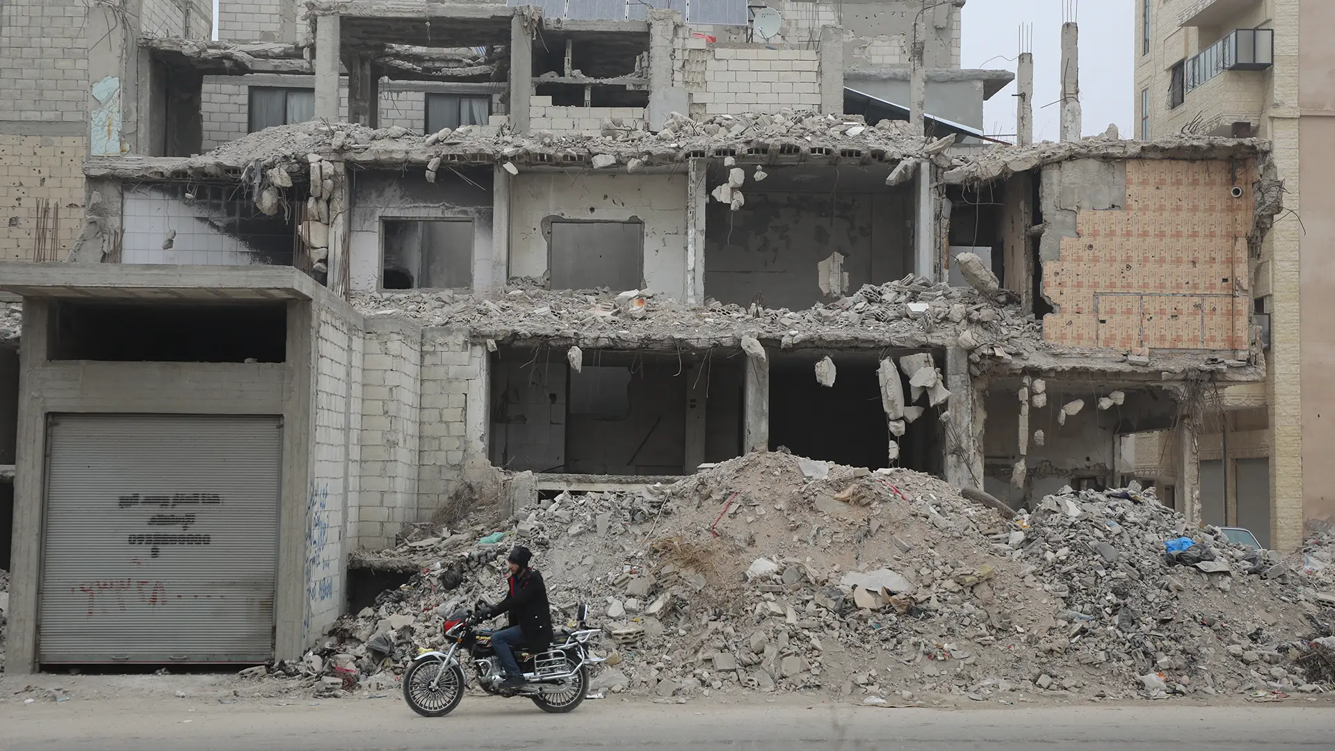 En Siria, los efectos de la guerra son testimonio de un sangriento conflicto que duró catorce años, mientras la gente intenta reconstruir sus vidas. Ciudad de Homs, barrio de Al-Khalediyah, diciembre de 2025