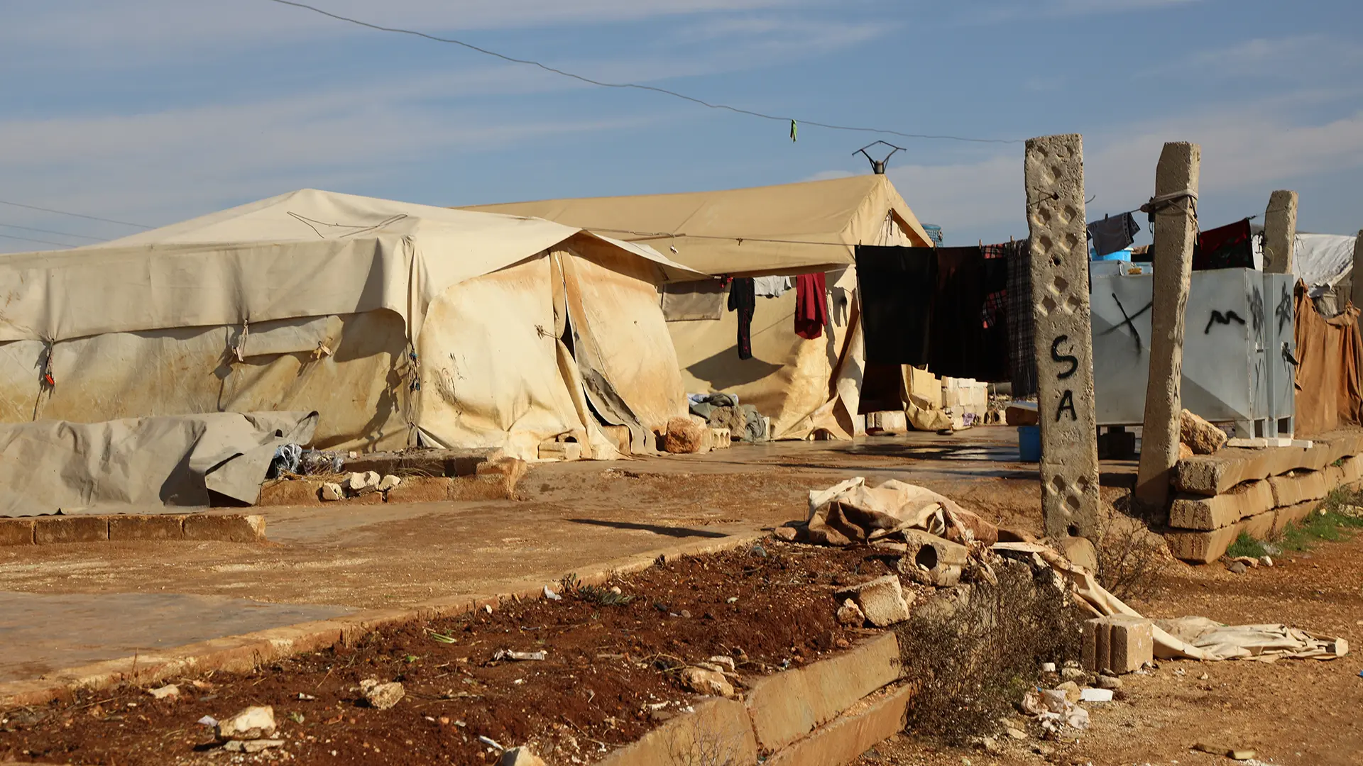 Las fotografías muestran tiendas de campaña desgastadas de personas desplazadas en los campamentos de la gobernación de Idlib, donde estas tiendas han resistido muchos años de dureza sin ser reemplazadas ni reforzadas con materiales más duraderos y adecuados para vivir.