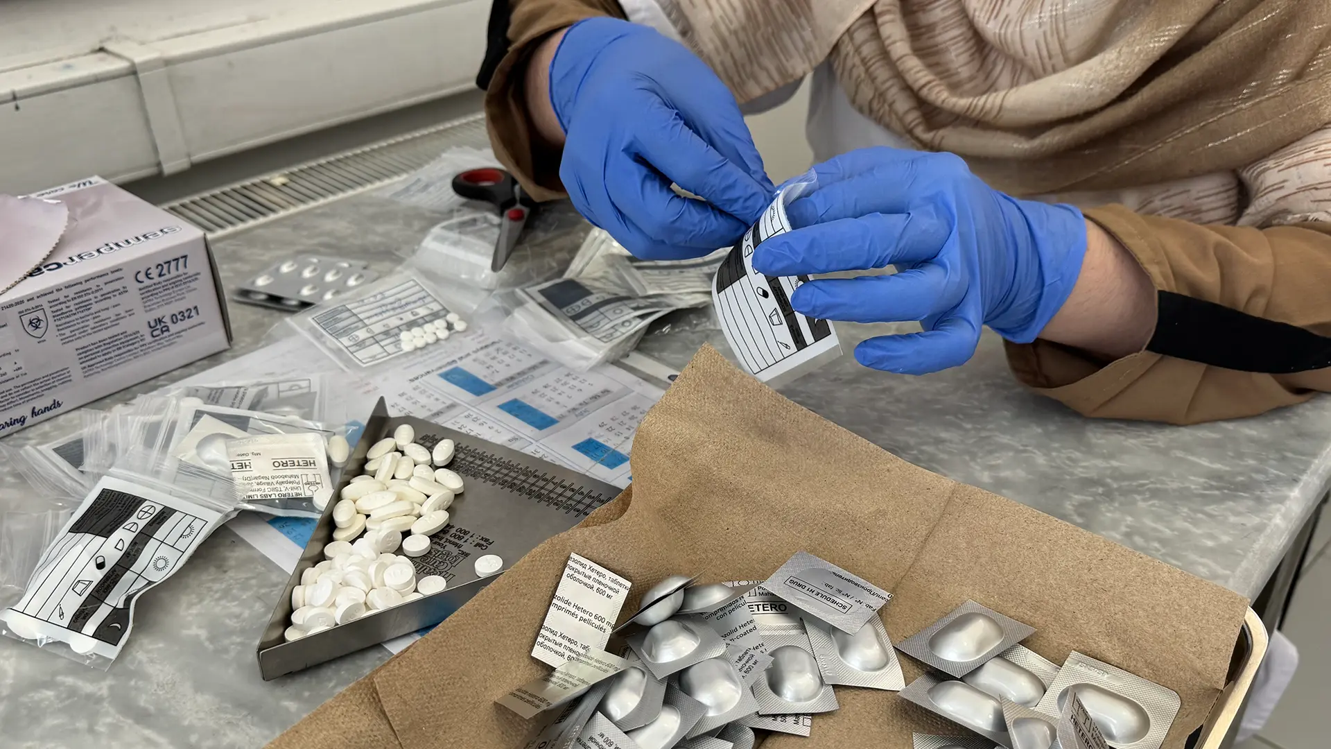 Una enfermera de MSF prepara los medicamentos antituberculosos en dosis diarias para ayudar a fortalecer la adherencia al tratamiento, especialmente entre los pacientes con menor nivel educativo.