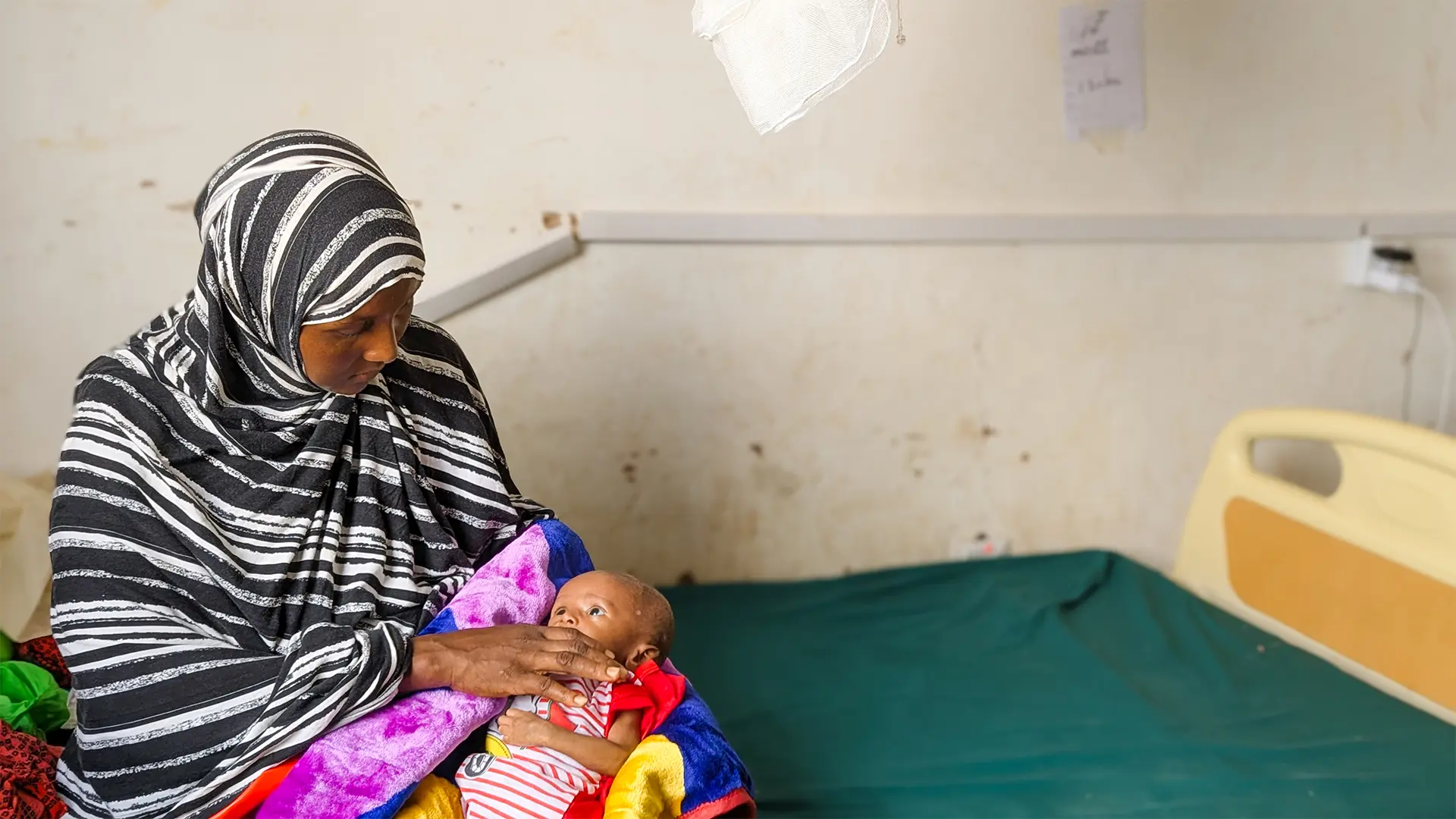 Halima Omar y su hijo Muscab en el Hospital Regional de Mudug al que brinda apoyo MSF. 