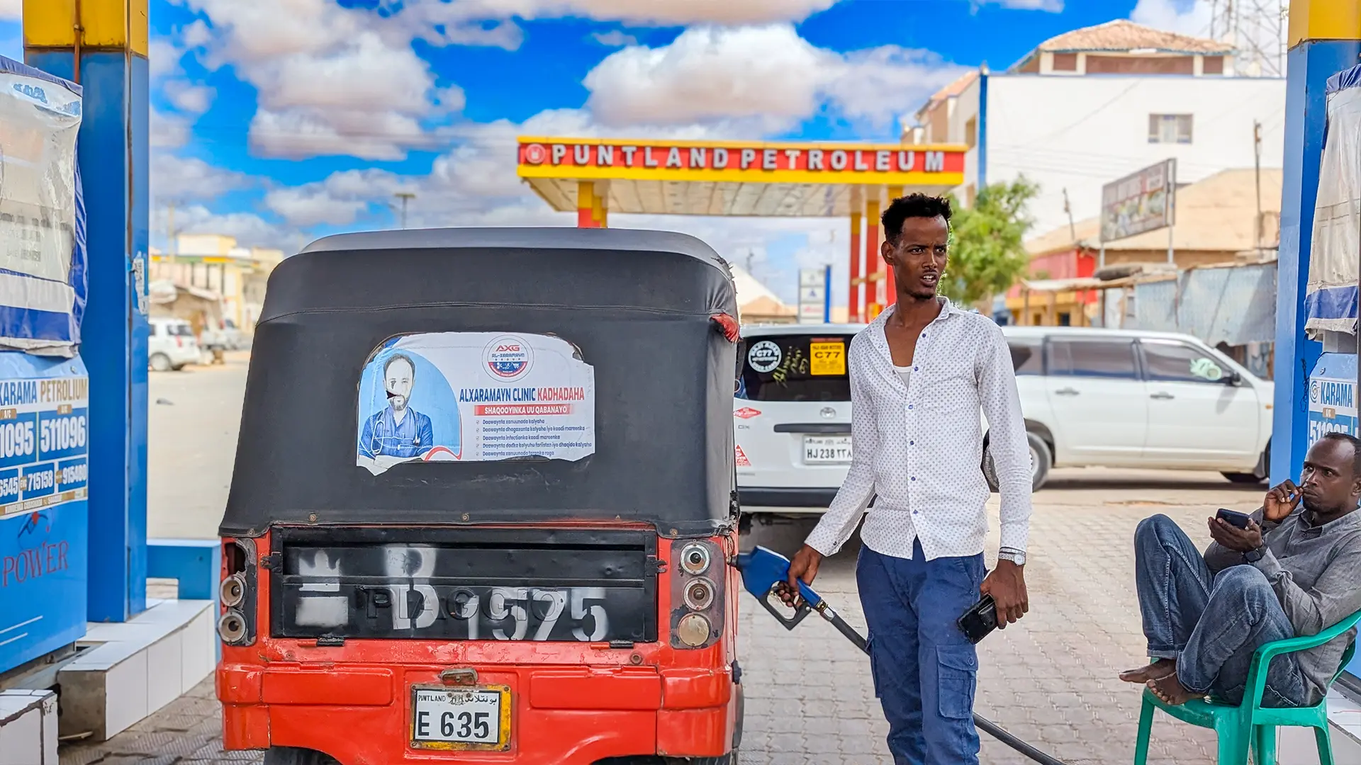 Un hombre repostaba un tuk-tuk en una gasolinera de Galkayo, Somalia. Los vehículos de tres ruedas son un medio de transporte habitual que utilizan los residentes para llegar a los centros de salud de la zona.