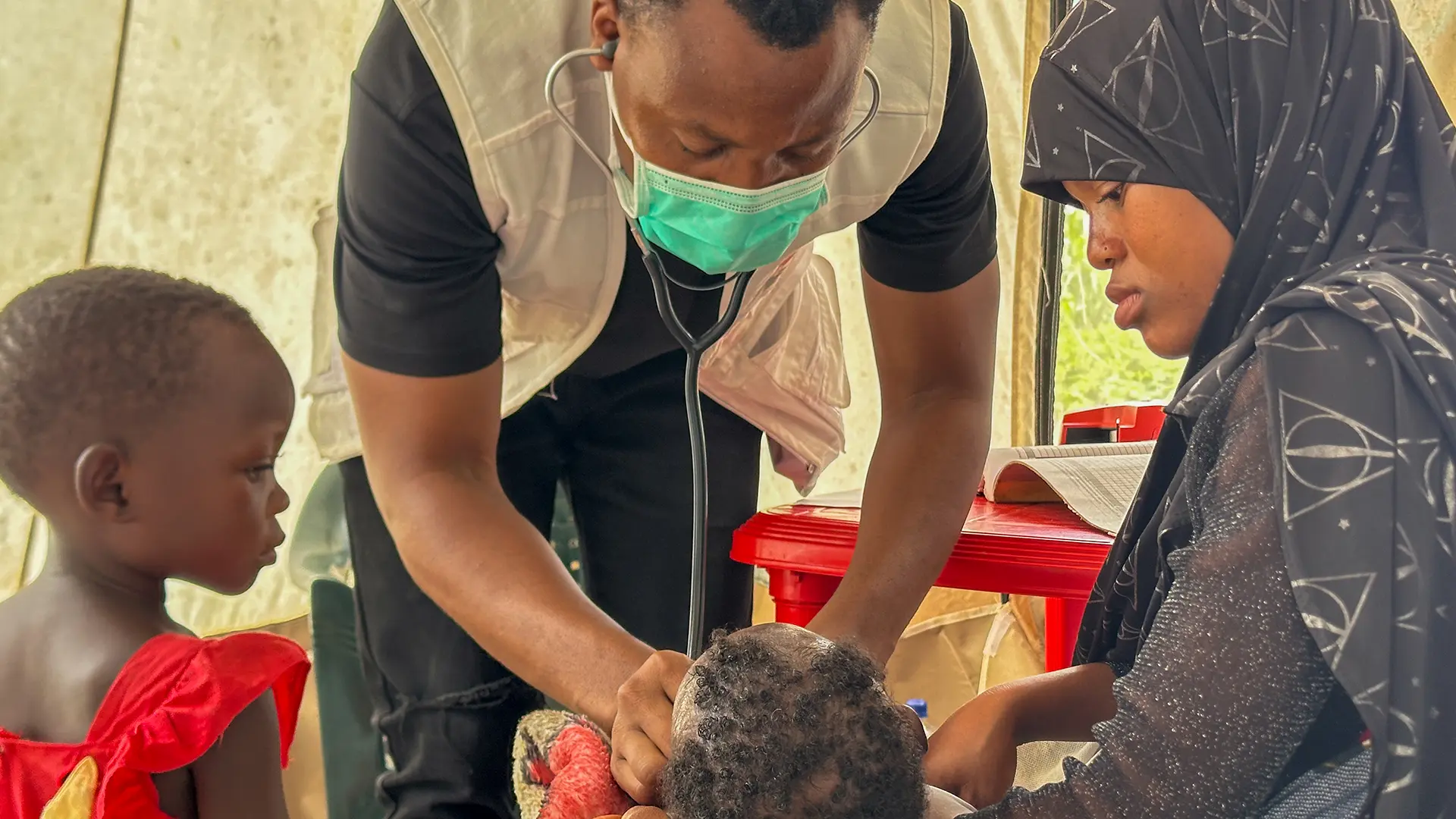 Personal deMSF atiende a pacientes en la clínica instalada en Alua Sede, distrito de Eráti, provincia de Nampula, tras el desplazamiento masivo causado por ataques armados en el distrito de Memba.