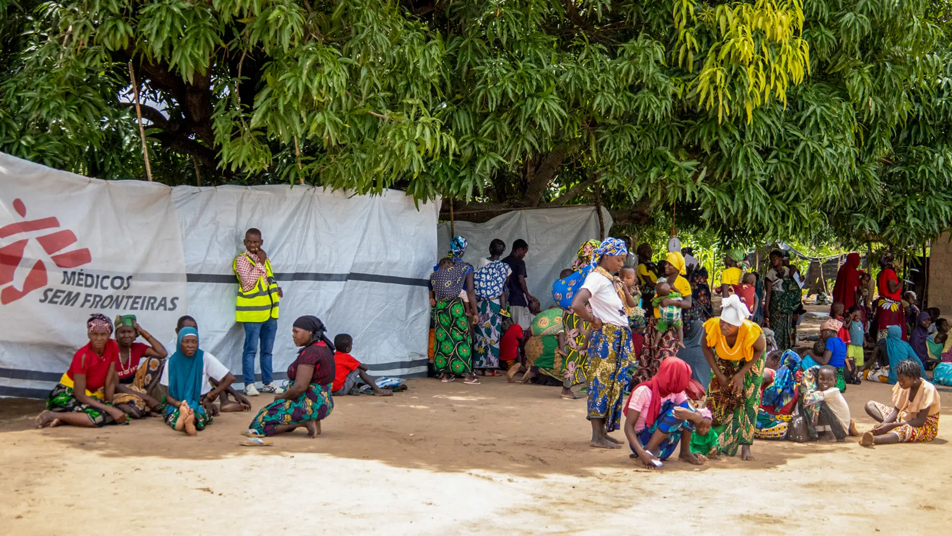 Personas esperando frente a una clínica móvil de MSF en Alua Velha, distrito de Eráti, provincia de Nampula. 