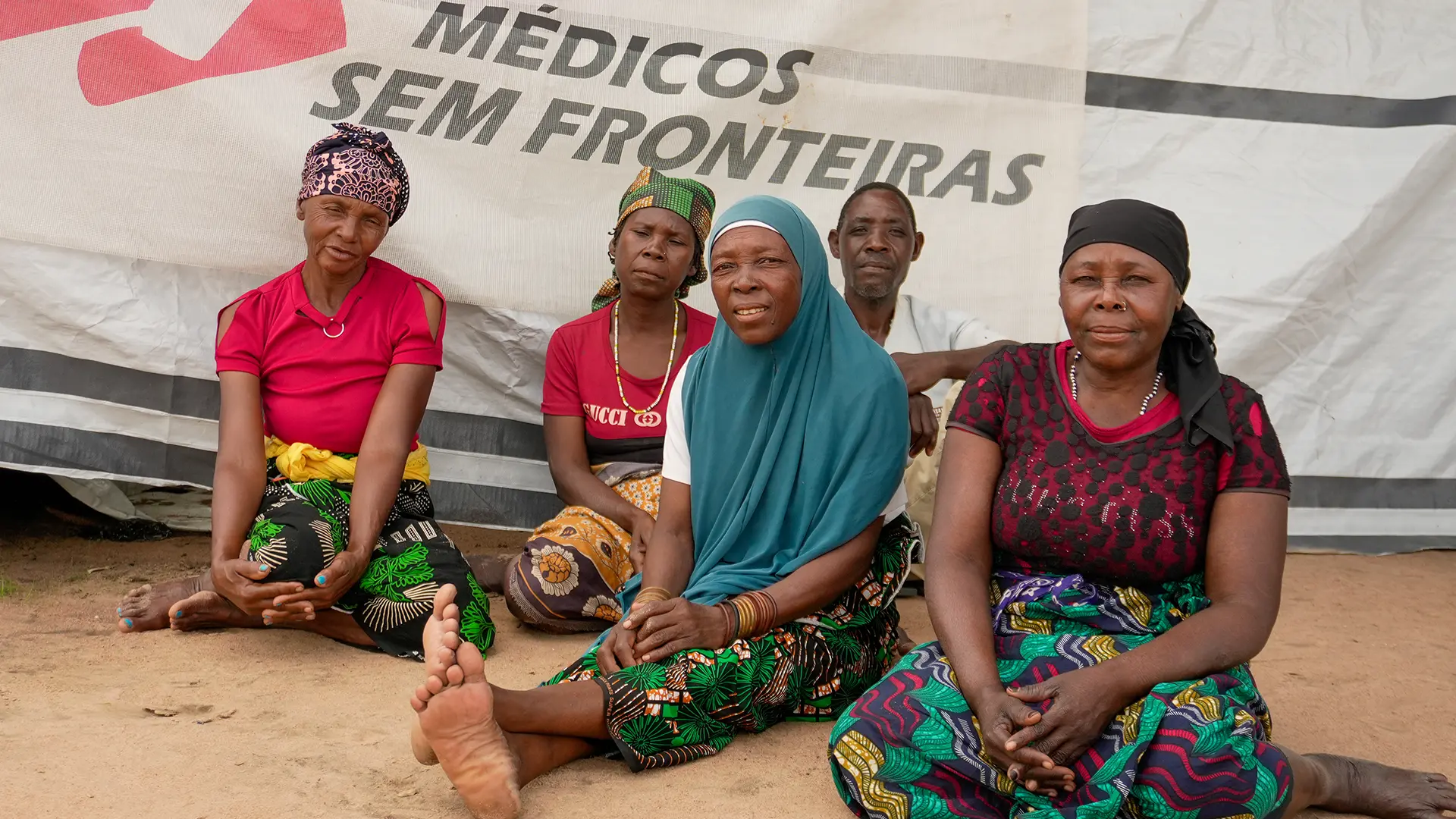 Mujeres desplazadas por la violencia y miembros de la comunidad anfitriona esperan su turno frente a una clínica móvil de MSF que ofrece atención primaria en Alua Velha, distrito de Eráti, provincia de Nampula.