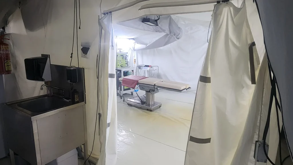 Quirófano dentro de un hospital de campaña móvil en Deir Al-Balah. Gaza, Palestina, febrero de 2026.