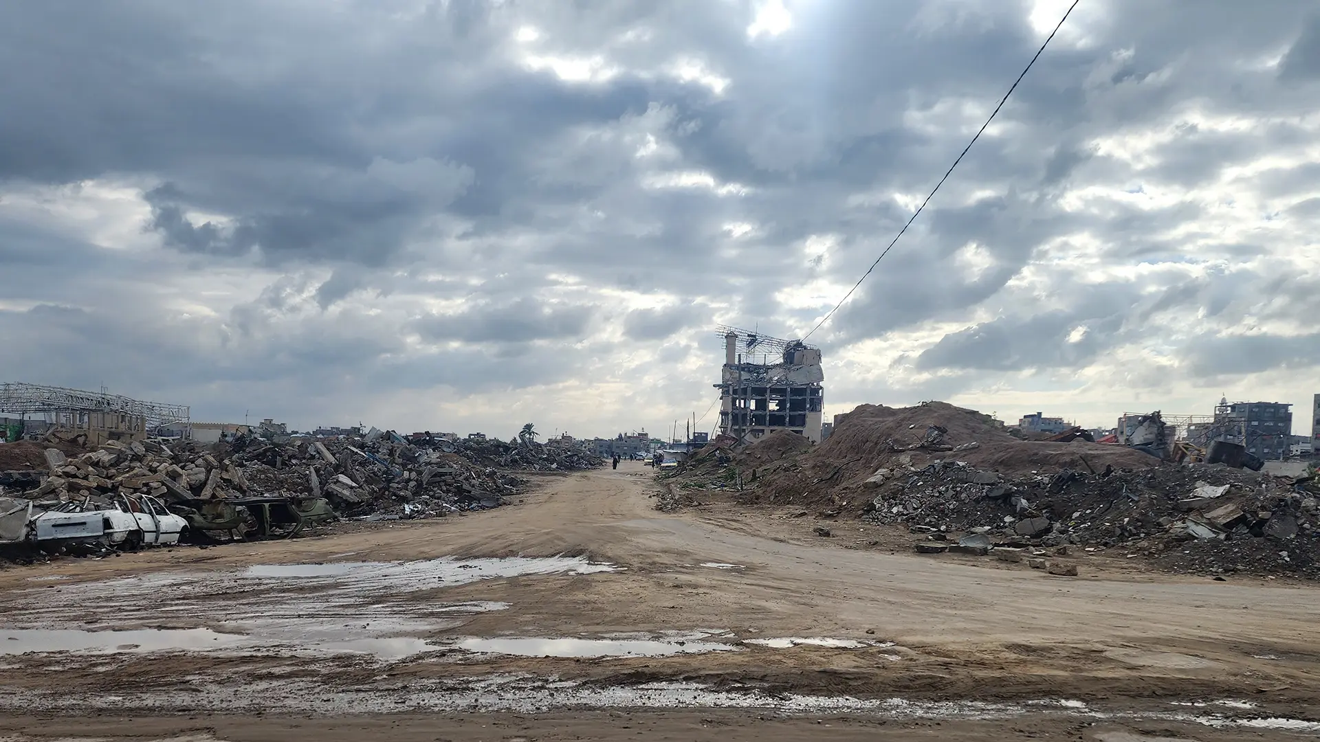 El equipo de atención de heridas a domicilio se traslada a la oficina del PHCC. Deir Al-Balah. Gaza, Palestina, febrero de 2026. 
