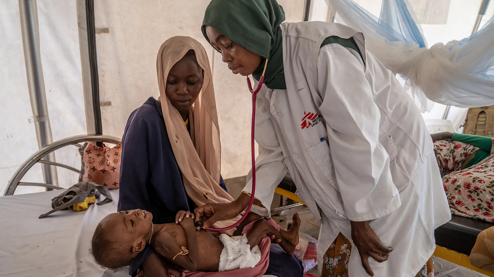 Se cumplen tres años de guerra en Sudán. Mona, de tres años y que pesa solo 5,3 kg, dentro de la sala de desnutrición aguda severa del Hospital de París gestionado por MSF en Tawila.
