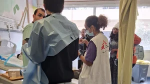 Alrededor de las 14:00 del domingo 5 de abril, las fuerzas israelíes atacaron una zona residencial densamente poblada de Beirut, a pocos metros del Hospital Público Rafik Hariri, donde Médicos Sin Fronteras (MSF) presta apoyo en urgencias.