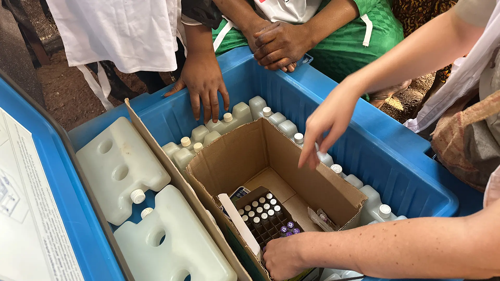 Antes de que comiencen las operaciones en Siguiri, Guinea, un supervisor de vacunación de MSF revisa el contenido de los refrigeradores de vacunas. 