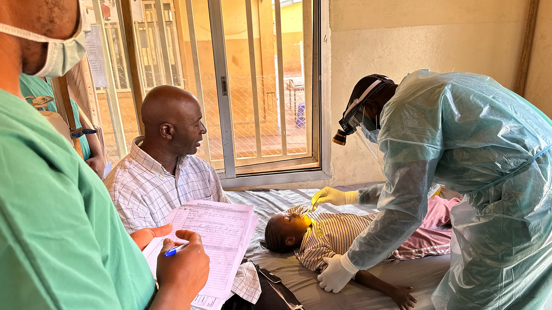 Lancinè Kamissoko, de cinco años, está siendo examinado por el equipo del Dr. Mamadi 2 Magassouba en el Centro de Tratamiento Epidémico (CT-Epi) de Siguiri, Guinea.