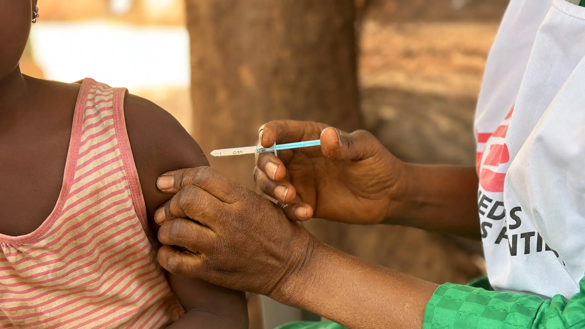 Diaka Kaba, miembro del equipo de MSF, administra una vacuna contra la difteria a un niño en Siguiri, Guinea.